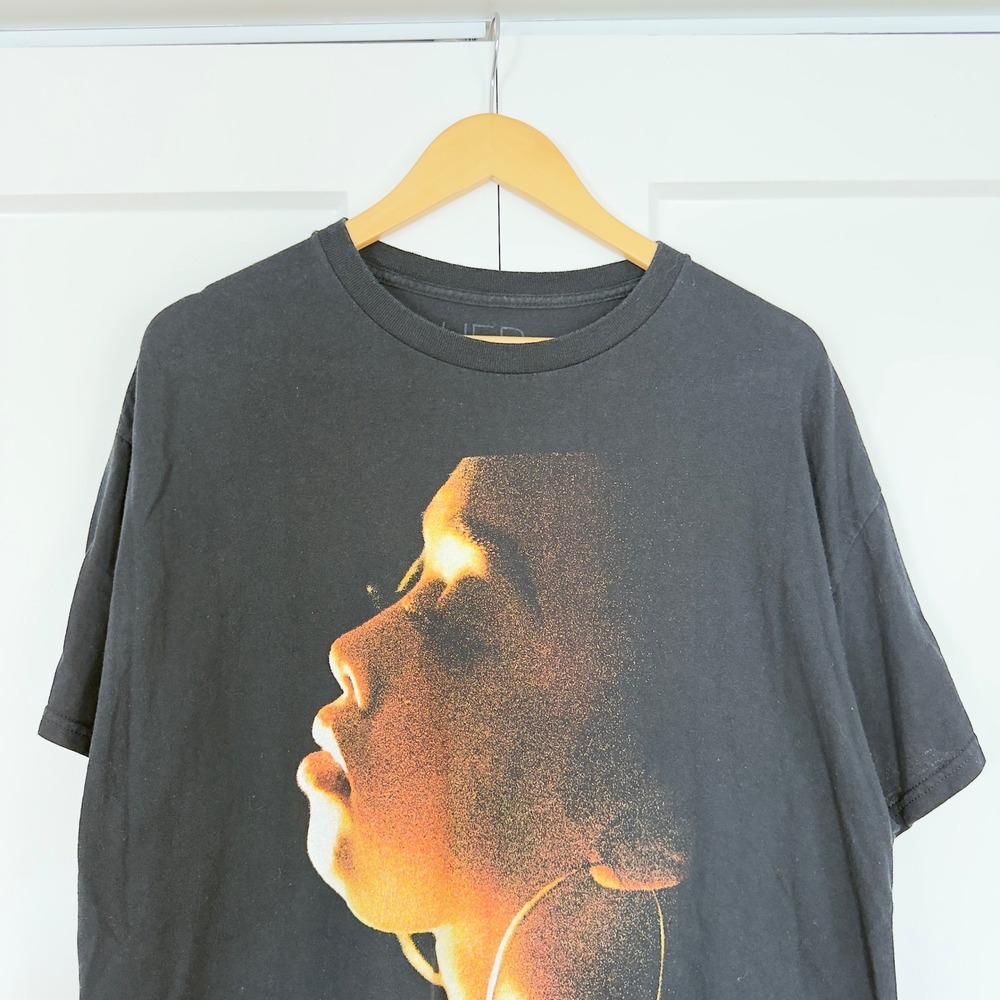 Mens H.E.R. Music Graphic T-Shirt XL Black Modern R&B Artist Tee